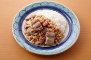 フェジョアーダをご飯の上にかけて丼にするのもおすすめです。ご飯にうまみたっぷりの汁がしみておいしく食べられます。