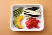 かつおを野菜に替えてもおいしく作れます。さっぱりしていて、肉のつけ合わせや前菜にぴったりの一品に。野菜のワインビネガー漬け（作りやすい分量）　(1)野菜を切る。なす1個は縦に6～8等分、パプリカ1/2個は縦4等分に切る。かぼちゃ100gは厚さ5ミリ、いんげん4本は長さを半分に切る。　(2)オリーブ油で野菜を焼きつけていったん取り出し、上記レシピの2以降と同様に作ればでき上がり。