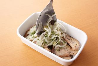 保存容器にかつお、炒めた玉ねぎを汁ごとかけ、30分以上おいて味をなじませる。