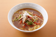野菜たっぷり、しゃきしゃきした歯ごたえのチンジャオロースーはラーメンにも合います。お好みのラーメンの上にかけて食べるのもおすすめです。