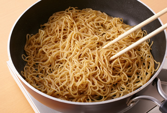 フライパンにサラダ油小さじ2を中火で熱し、中華蒸し麺、酒を入れて炒める。ほぐれたらオイスターソースを加えてむらなく混ぜ、器に盛る。