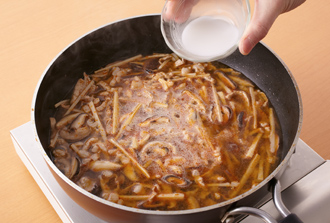 フライパンをサッと拭き、サラダ油小さじ2、豆板醤、豚肉を入れて炒める。肉の色が変わったらしいたけ、たけのこを加えてサッと炒める。Aを加え、沸騰したら水溶き片栗粉を加えてとろみをつけ、最後にピーマン、パプリカを加えてひと煮する。塩、黒こしょうで味をととのえ、麺にかけてねぎをのせる。