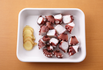 ゆでだこは食べやすい大きさに切り、しょうがは皮つきのまま薄切りにする。青じそはせん切りにする。