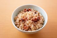 たこのしょうが煮を具にして炊き込みご飯にしましょう。たこのうまみと色がご飯にうつって格別の味わいです。　たこ煮の炊き込みご飯：材料（2合分と作り方）米2合をといで水気をきり、炊飯器に入れる。1センチくらいに刻んだたこのしょうが煮1/2カップ、たこのしょうが煮の煮汁1カップ（なければ水をたす）を加え、2合の目盛りまで水を入れてサッと混ぜ、普通に炊く。