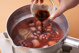 鍋に水を入れて火にかけ、煮立ったらたこを加え、ふたをして中火で10分煮る。しょうが、砂糖、しょうゆを加え、再びふたをする。煮立ったら火を止め、30分おいて余熱で火を通す。