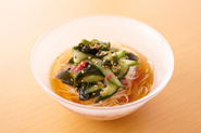 梅ごま和えは、そうめんにのせて食べても美味しい。ゆでて冷水でしめたそうめんに冷たいつゆをかけ、梅ごま和えをのせてどうぞ。