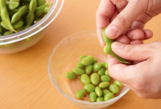 枝豆は塩でかるくもんでから熱湯で3～4分ゆでてざるに上げ、粗熱がとれたらさやから出し、薄皮も取る。ボウルにAを混ぜ合わせ、温かいうちにいかを加えて混ぜ合わせ、冷蔵庫でよく冷やして食べる。