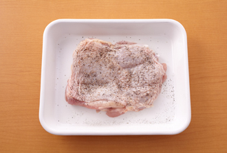 鶏肉にAをもみ込み、15分おく。玉ねぎは薄切りにし、しめじ、まいたけは小房にほぐす。