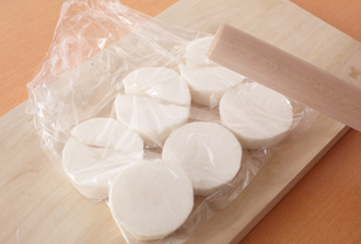 大根は皮をむいて厚さ2センチの輪切りにし、厚手のポリ袋に入れる。めん棒でたたいてひびを入れ、手で一口大に割る。ポリ袋の口をかるくとじ、電子レンジ(600W)で5分加熱する。えびは足を取り、尾を残して殼をむく。水菜は長さ5センチに切る。