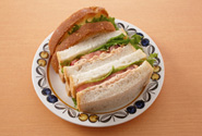 リエットをサンドイッチにするのもおすすめです。食パンにバターを塗り、レタス、トマトと一緒にリエットをはさみ、食べやすい大きさに切りましょう。
