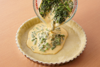 ボウルにAを混ぜ合わせ、春菊を加えて型に流し入れる。プチトマトをのせ、粉チーズをふってオーブントースターで30分焼く。途中で様子をみて、焦げそうならアルミ箔をかぶせる。