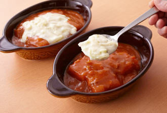 餅を水で濡らして耐熱皿にのせ、ミートソースをかける。中央にホワイトソースをのせ、ピザ用チーズ、ピーマンをのせる。ラップをかけ、電子レンジ（600W）で3分～3分30秒、餅がやわらかくなるまで様子を見ながら加熱する。