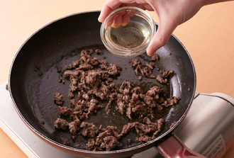 フライパンにバター10gを入れて中火にかけ、バターが溶けてきたら牛肉を加えて炒める。肉の色がしっかりと変わったら白ワインを注ぎ、煮たったらいったん取り出す。