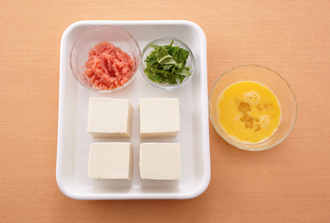 豆腐は4等分に、三つ葉は幅2センチに切る。明太子は身をほぐし、卵は溶きほぐしておく。