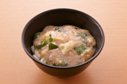 とろみのある明太子あんを、豆腐ではなくゆでうどんにかければ、あんかけうどんのでき上がり！