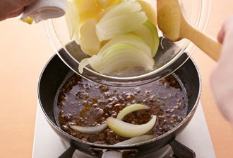 フライパンにサラダ油を入れて中火にかけ、ひき肉をほぐしながら炒める。肉の色が変わったらAを加え、煮立ってきたら1の玉ねぎとじゃがいも、しらたきを加え、水を注ぎ入れる。煮立ってきたら落としぶたをし、中火で6～7分煮る。きぬさやを加えて1分ほど煮て混ぜ合わせ、器に盛る。
