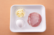 ガレットの定番といえばハム、卵、チーズ。シンプルな組み合せなので手軽にできて朝食にもおすすめです。