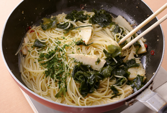 スパゲッティのゆで汁を加えて火を少し強め、とろみがつくまで煮たら火を止める。ゆでたスパゲッティ、わかめ、パセリを加え、最後にしょうゆ、塩、粗挽き黒こしょうを加えて混ぜる。