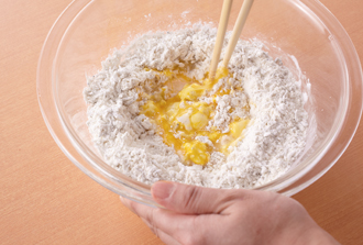 ボウルにAを入れて混ぜ、溶いた卵と水を加えて更に混ぜ合わせる。切った野菜とちりめんじゃこも入れ、全体を混ぜ合わせる。