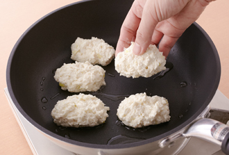 フライパンにサラダ油を中火で熱し、2のつくね生地を並べる。焼き色がついたらひっくり返し、弱火でふたをして5分焼く。