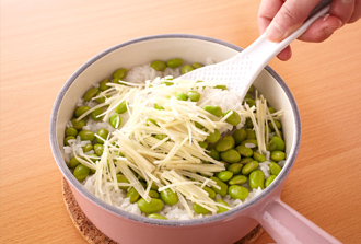 厚手の鍋（または土鍋）に米、酒、昆布、水を入れて枝豆を広げてのせる。塩少々をふり、ふたをして強火にかける。沸騰したら弱火にして10分炊き、火を止めて蒸らす。ふたを外して手早くしょうがを散らし、10分ほど蒸らしてから混ぜ合わせる。