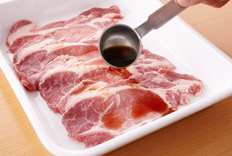 豚肉をバットに並べ、Aの2/3量を回しかけてサッとからめる。