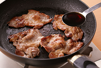 フライパンにサラダ油を入れ中火で熱し、豚肉を並べる。両面をこんがりと焼き、残りのAを回しかけ、ひと煮立ちしたら火を止める。皿に盛り、しょうがのすりおろしをのせ、フライパンに残ったたれをかける。キャベツ、レモンを添える。