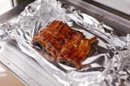 もちろんうなぎのかば焼きで作っても絶品！その場合は、うなぎのかば焼きをふっくらカリッと温めましょう。オーブントースターの天板にアルミホイルを敷いてのせ、酒（小さじ2）をふり、3～4分焼きます。
