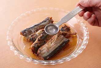 耐熱の皿にさんまのかば焼きをのせて酒をふり、ラップをかけて電子レンジ（600W）で1分加熱し、幅1センチに切る。器に2とかば焼きを交互に盛り合わせ、レモンをのせる。