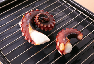 ゆでだこを魚焼きグリル（またはフライパン）で焼き色がつくまで焼き、粗熱をとって薄くそぎ切りにする。