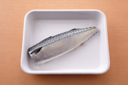 鶏肉だけでなく、魚の切り身でもOK。なかでもさばの切り身はカレー風味とよく合います。