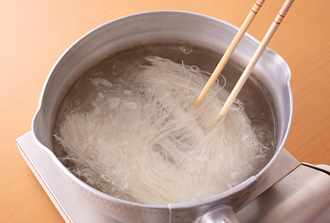 そうめんをゆでて冷水にとって洗い、ざるに上げて水気をよくきる。冷やしておいた2に加えてあえ、器に盛り、レモンの皮を散らす。