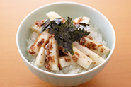 ご飯にのせて、丼にするのもおすすめです。青じその代わりにもみのりをのせても。