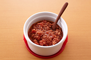 ひき肉だねが余ったら、ボロネーゼソースにするのもおすすめです。ひき肉だね（75g）、カットタイプのトマトの水煮缶（1カップ）を耐熱のボウルに混ぜ合わせ、ラップをかけて電子レンジで5分加熱するだけ。味見をして塩（少々）で味を整えて。 