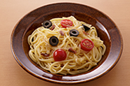 パイの具が余ったら、パスタにするのがおすすめです。アンチョビとオリーブのパスタの作り方と材料（1人分）：ゆでたパスタ（80g）に、炒め玉ねぎ（大さじ2）、刻んだアンチョビ（2切れ分）、輪切りにしたオリーブ（4枚）、切ったプチトマト（2個分）、オリーブ油（小さじ1）を混ぜ合わせ、塩・こしょう（各適量）で味をととのえます。