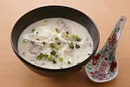 スープにご飯を入れて雑炊にするのもおすすめです。豆腐を加えるのと同じタイミングでご飯（雑穀米などがおすすめ）を加えればOK。仕上げに小口切りの万能ねぎを散らしましょう。