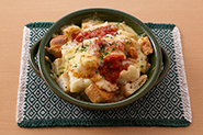 ソースを利用してパングラタンにするのもおすすめです。オーブントースターで焼いた食パンを一口大に切って耐熱の器に入れ、ホワイトソースとトマトソース、ピザ用チーズをのせて焼くだけ。2種のソースとカリッと焼けた食パンとの相性が良く、食べ応えも満点です！