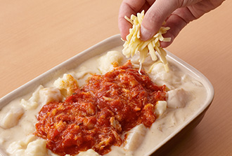 ボウルにトマトソースとかにのほぐし身を入れて混ぜ、塩適量、粗挽き黒こしょうで味をととのえ3にのせる。ピザ用チーズものせてオーブントースターで7～8分、焦げ目がつくまで焼く。仕上げにパセリを散らす。