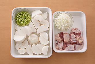 鶏肉は一口大に切って塩小さじ1/4をもみこむ。大根は皮をむいて厚さ2cmの半月切りにする。葉の部分は小口切り（1/2カップ分）にする。玉ねぎはみじん切りにする。
