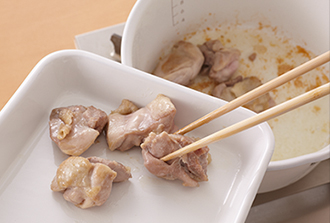 鍋にサラダ油を中火で熱し、鶏肉を皮目から入れて両面こんがりと焼き、いったん取り出す。