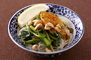 ベトナムではブンと呼ばれる米粉のめんと一緒に食べます。細いめんがよく合うので、ゆでたそうめんにかけてどうぞ。鍋のしめとして食べるのもおすすめです！