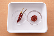 辛さの調節はお好みで。大人向けにさらに辛みをきかせたいときは、豆板醤をもう増やすか、赤唐辛子を加えましょう。