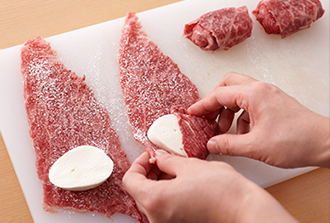 モッツァレラチーズは4等分に切る。牛肉を広げて塩、黒こしょうをふり、薄力粉を軽くふる。牛肉1枚にモッツァレラチーズの1/4量をのせて手前からくるくると巻く（チーズの端が出ないよう肉で包むようにして）。混ぜ合わせたAにくぐらせ、パン粉をまぶしつける。