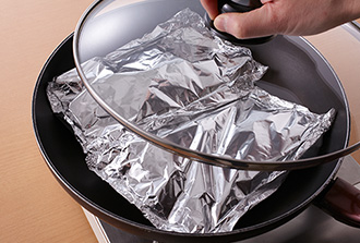 フライパンに並べてふたをして、中火で2～3分、様子をみながら蒸し焼きにする。アスパラガスの太さによって火の通り方は違うので、加熱時間は途中で様子をみながら加減する。