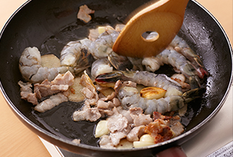 フライパンにサラダ油、豚肉、にんにく、しょうがを入れて中火にかけて炒める。香りが出てきたらえびを加えてさっと炒める。
