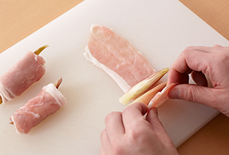 みょうがは縦4等分に切る。豚肉を広げ、手前にみょうが2かけをのせてくるくると巻く。残りも同様にして6個作り、片栗粉をまぶす。