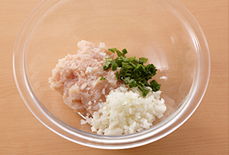 みじん切りにした玉ねぎに片栗粉をからめて1のボウルに入れ、5ミリ四方に切った青じそも加えてよく混ぜてたねを作り、12～16等分にする。