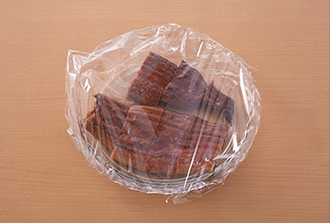 うなぎのかば焼きは串を外して4等分に切り、耐熱の器に入れる。ラップをかけて電子レンジ（600W）で1～2分加熱する。みょうがは縦半分に切り、さらに斜め薄切りにする。青じそは縦半分に切り、横向きにしてせん切りにする。焼きのりは長さ4センチの細切りにする。すし酢の材料を混ぜ合わせておく。