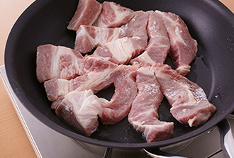 2のフライパンに豚肉を並べて強火で2分焼き、上下を返してさらに1分焼く。Aを回しかけて中火で2分ほど煮からめる。器に盛ってにんにくをのせ、キャベツ、トマトを添える。