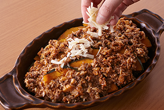 耐熱の皿にバターを塗り、かぼちゃの1/2量を並べてミートソース1/2量をかける。同様にしてかぼちゃ、ミートソースをもう一段重ね、ピザ用チーズをのせる。オーブントースターで焼き目がつくまで焼き、パセリを散らす。